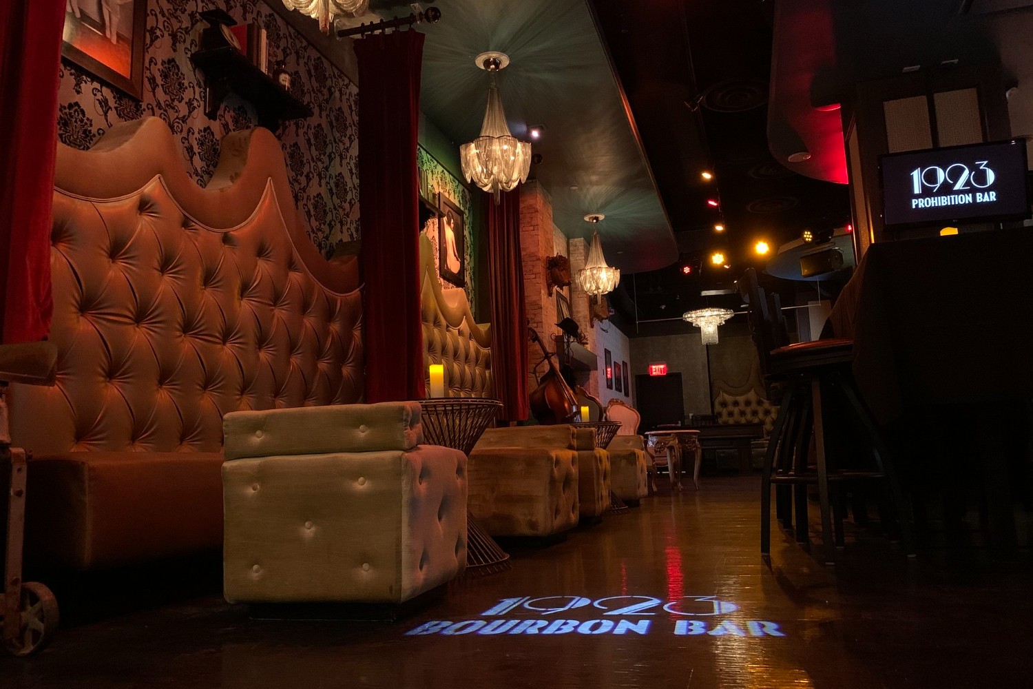 Ideas on Decorating a Roaring '20s Speakeasy Nightclub